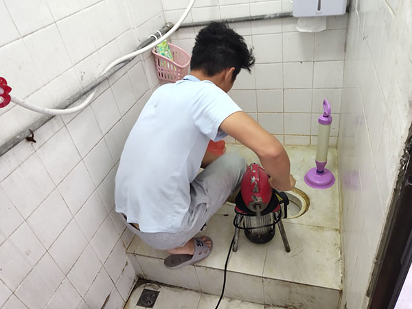 鹤壁管道堵塞冒臭气 专业师傅现场解决问题